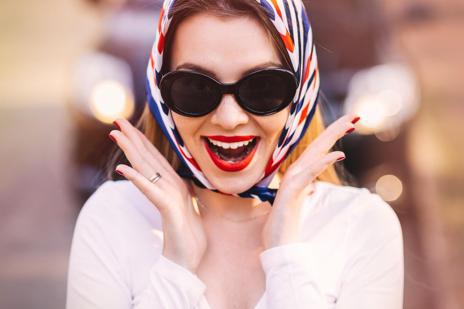 Okulary przeciwsłoneczne damskie Versace – styl i moda w jednym!