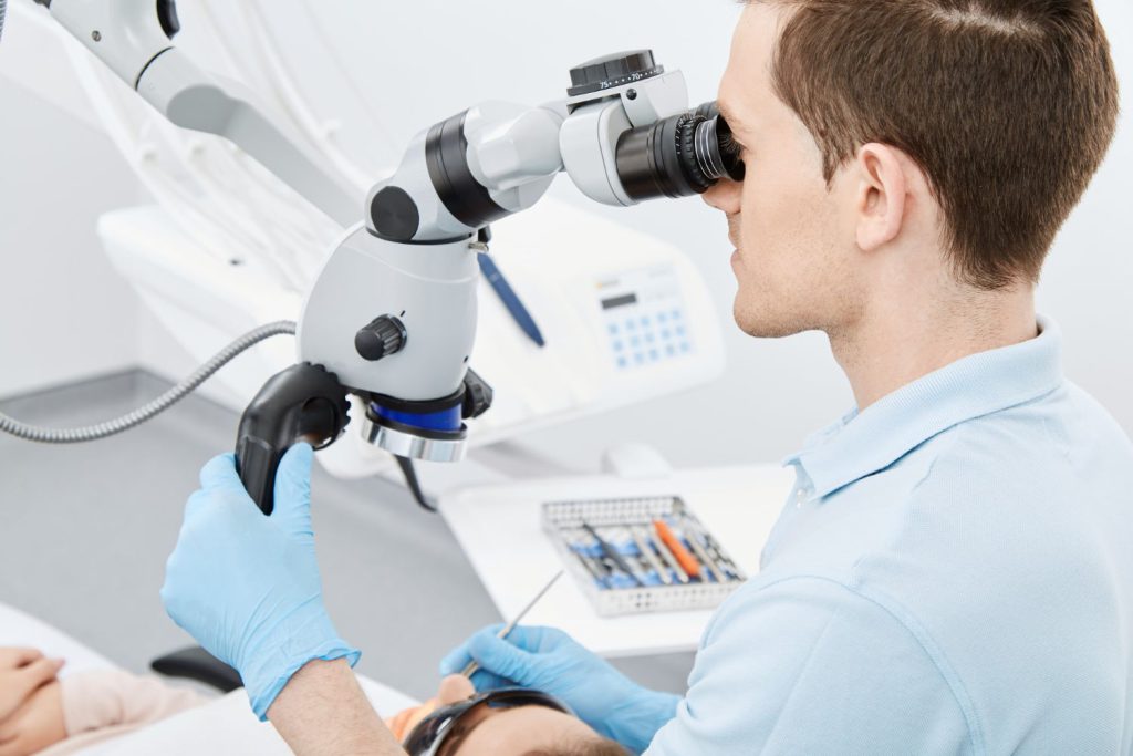 Mikroskopowa precyzja to innowacyjna metoda stosowana w stomatologii, która cieszy się coraz większą popularnością wśród pacjentów oraz ekspertów