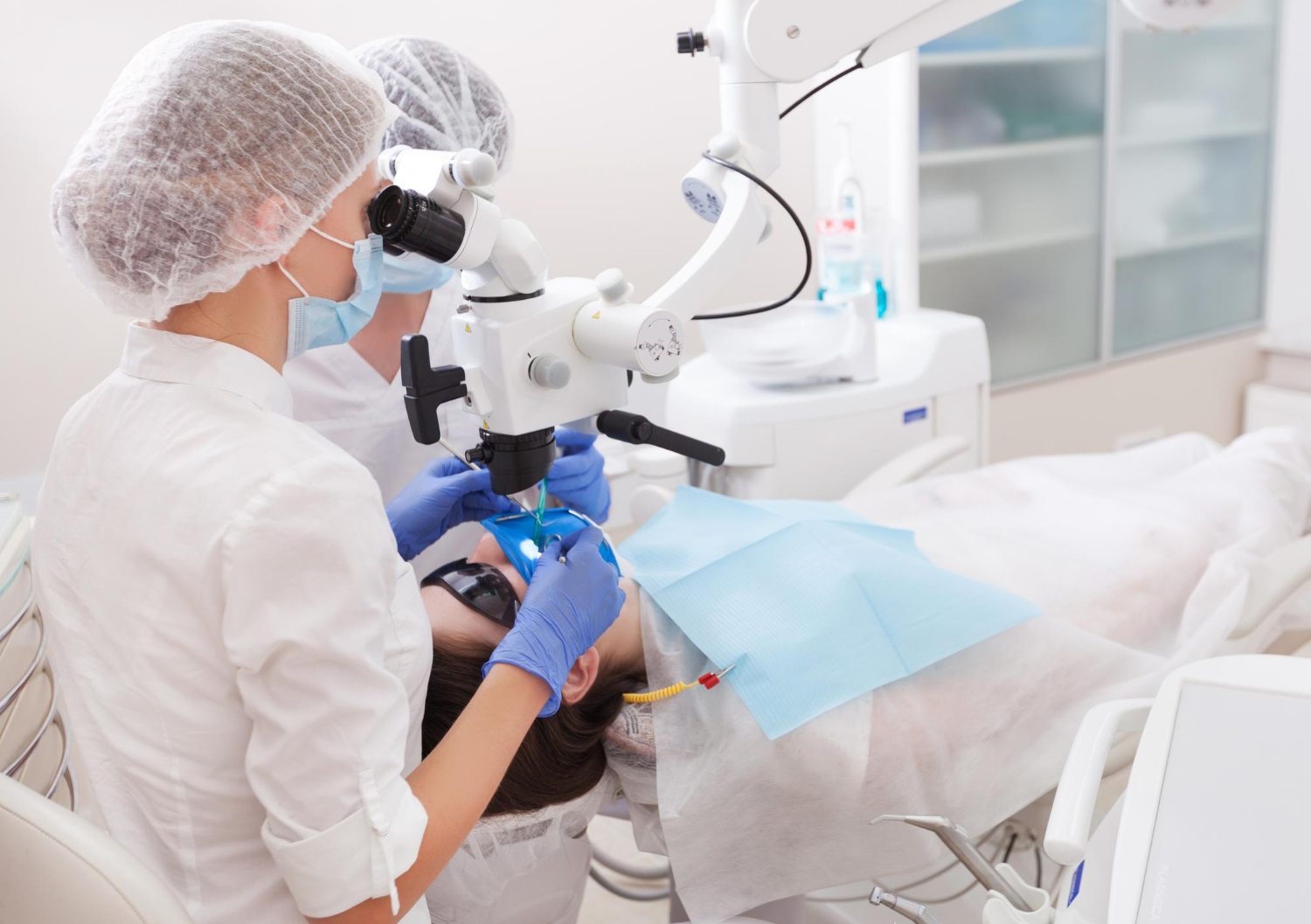 Zastosowanie mikroskopu w stomatologii – jak wygląda leczenie zębów pod powiększeniem?